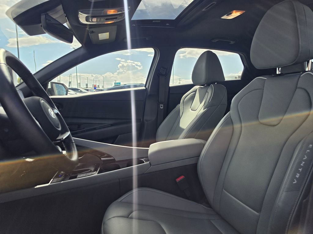 Used 2025 Hyundai Elantra Limited image 10