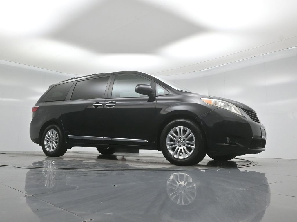 Used 2015 Toyota Sienna XLE Premium FWD image 3