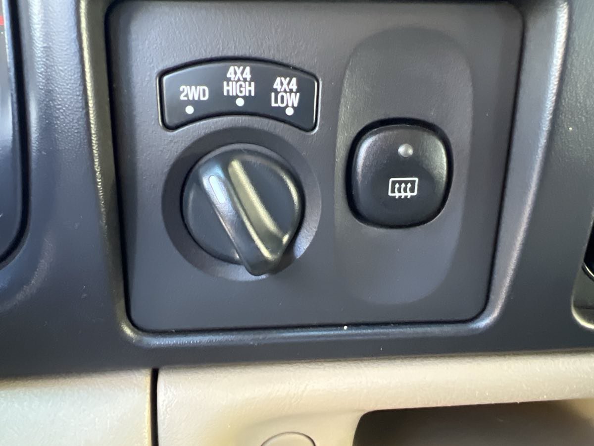 Used 2005 Ford Excursion XLT AWD/4WD image 4