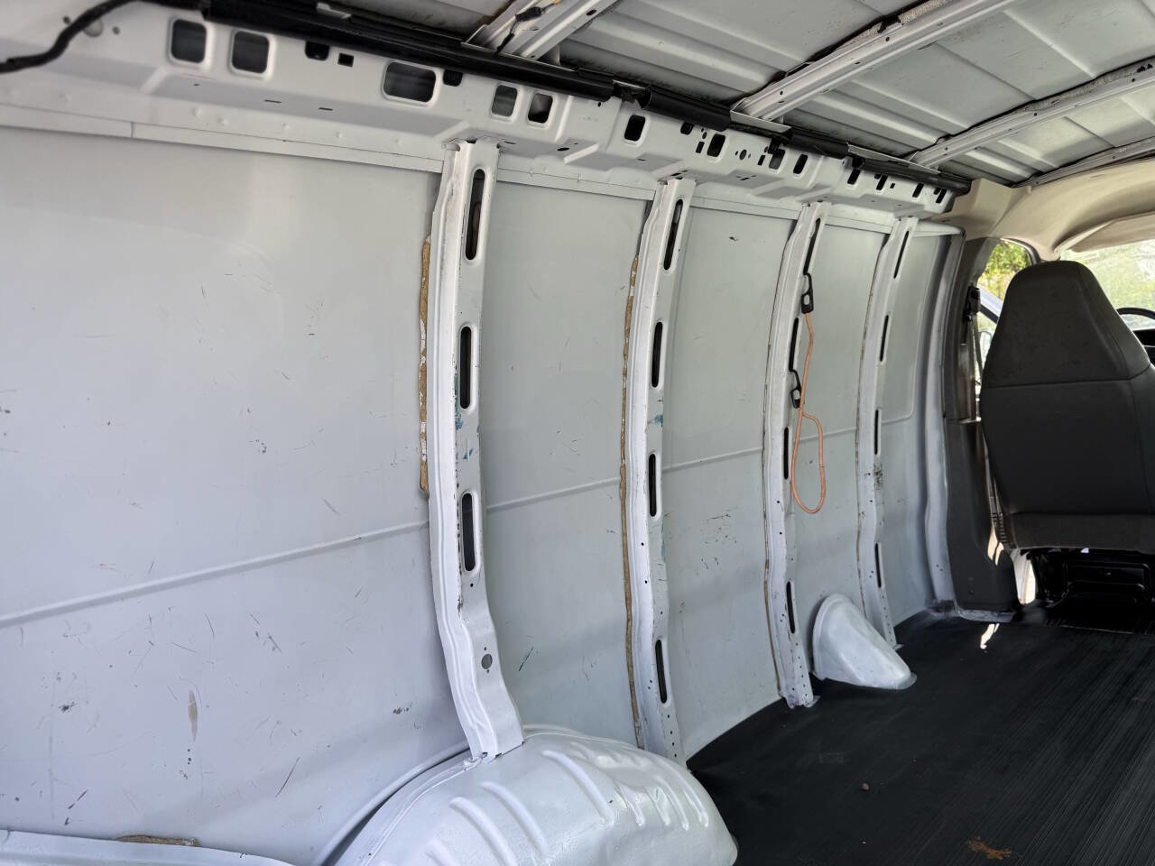 Used 2005 Chevrolet Express 2500 image 16