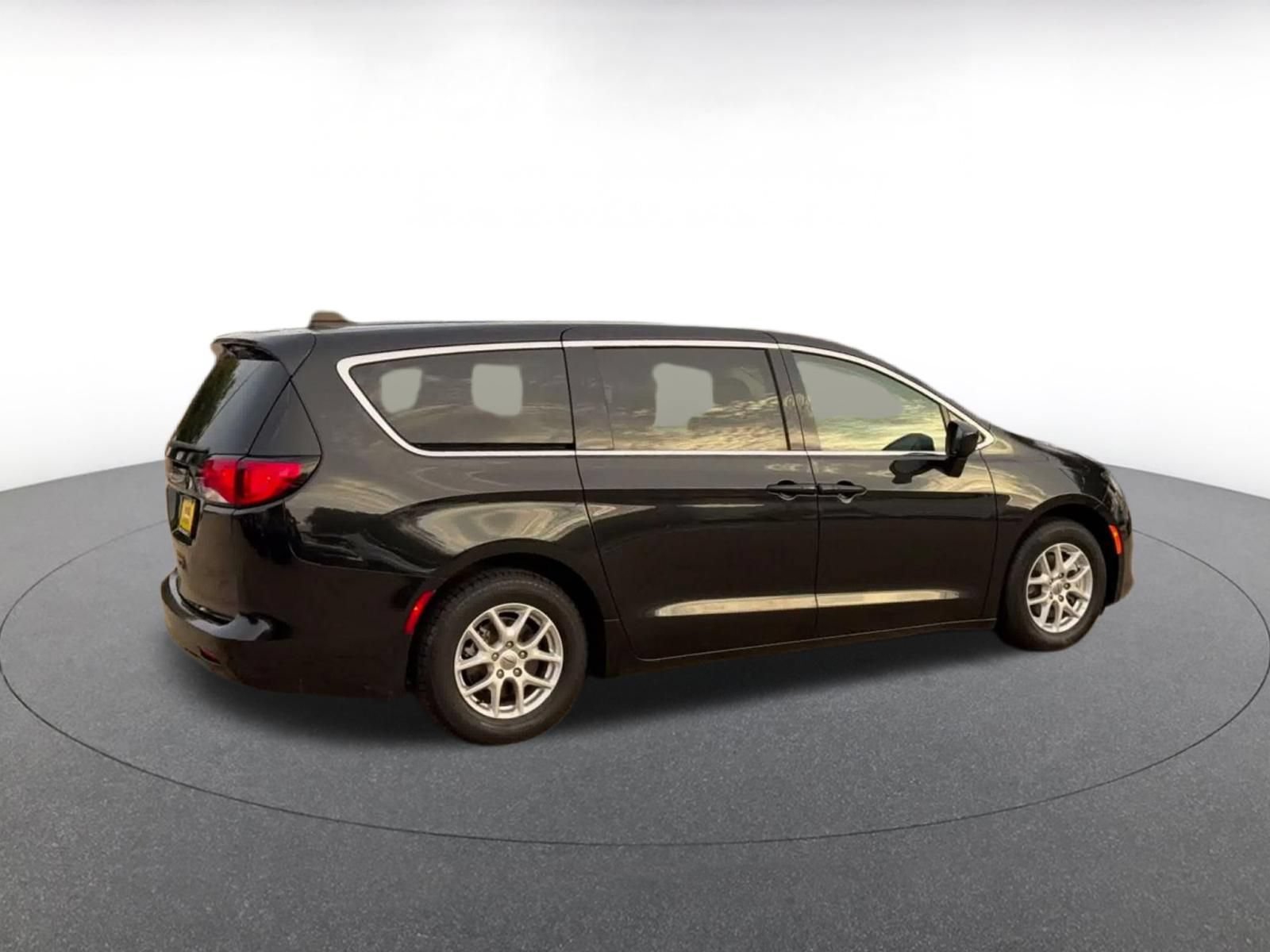 Used 2023 Chrysler Voyager LX FWD image 13