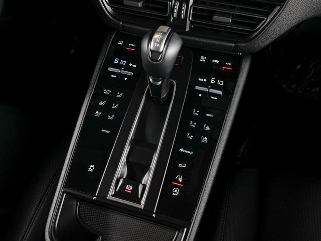 Certified 2026 Porsche Macan AWD/4WD image 16