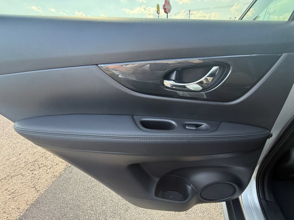 Used 2018 Nissan Rogue SV AWD/4WD image 23