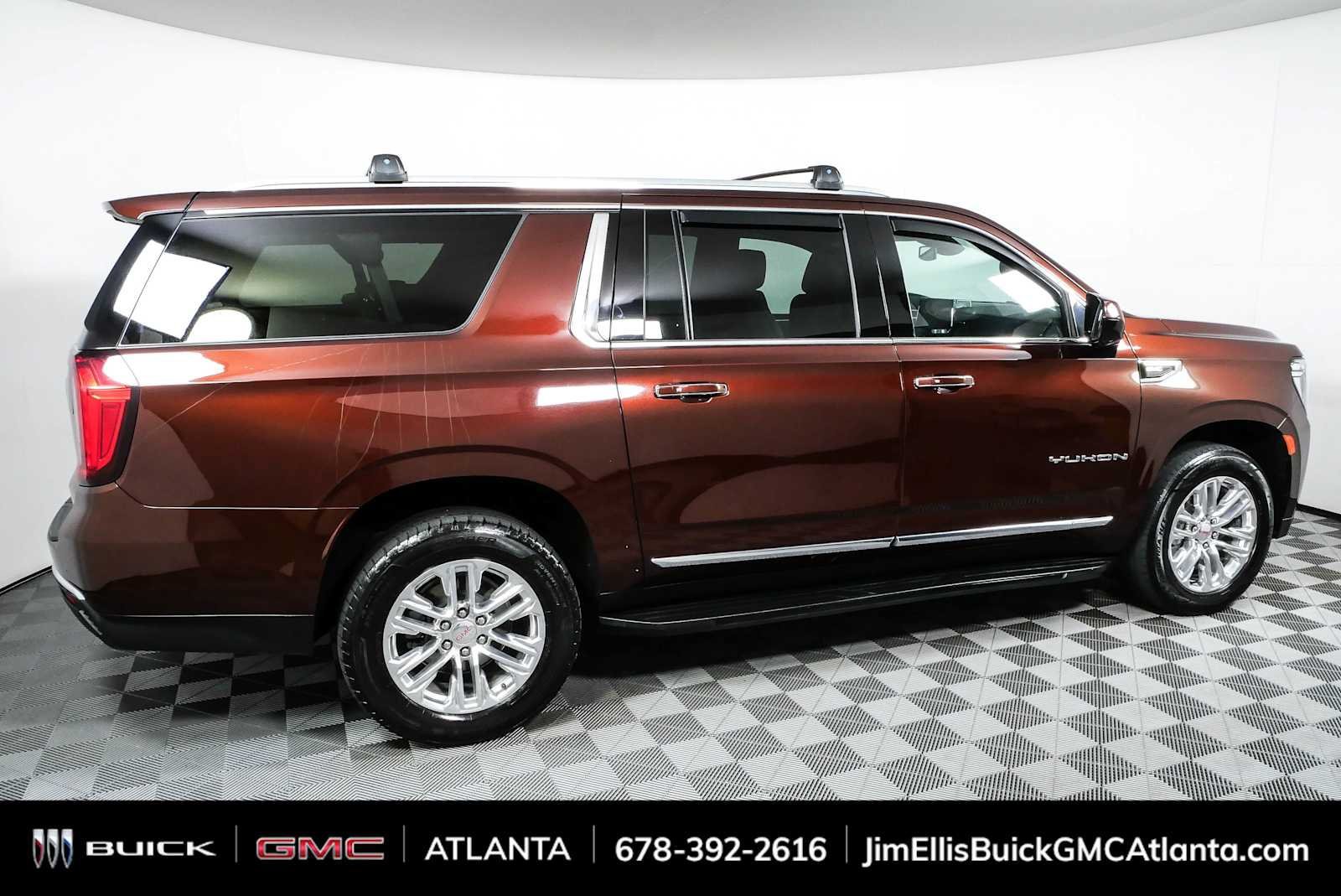 Used 2023 GMC Yukon XL SLT AWD/4WD image 3