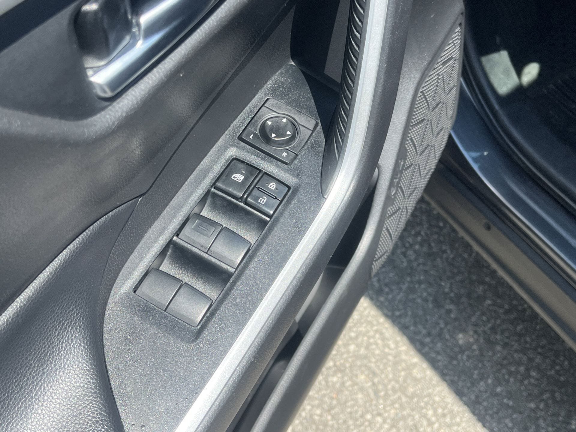 Used 2020 Toyota RAV4 XLE FWD image 15