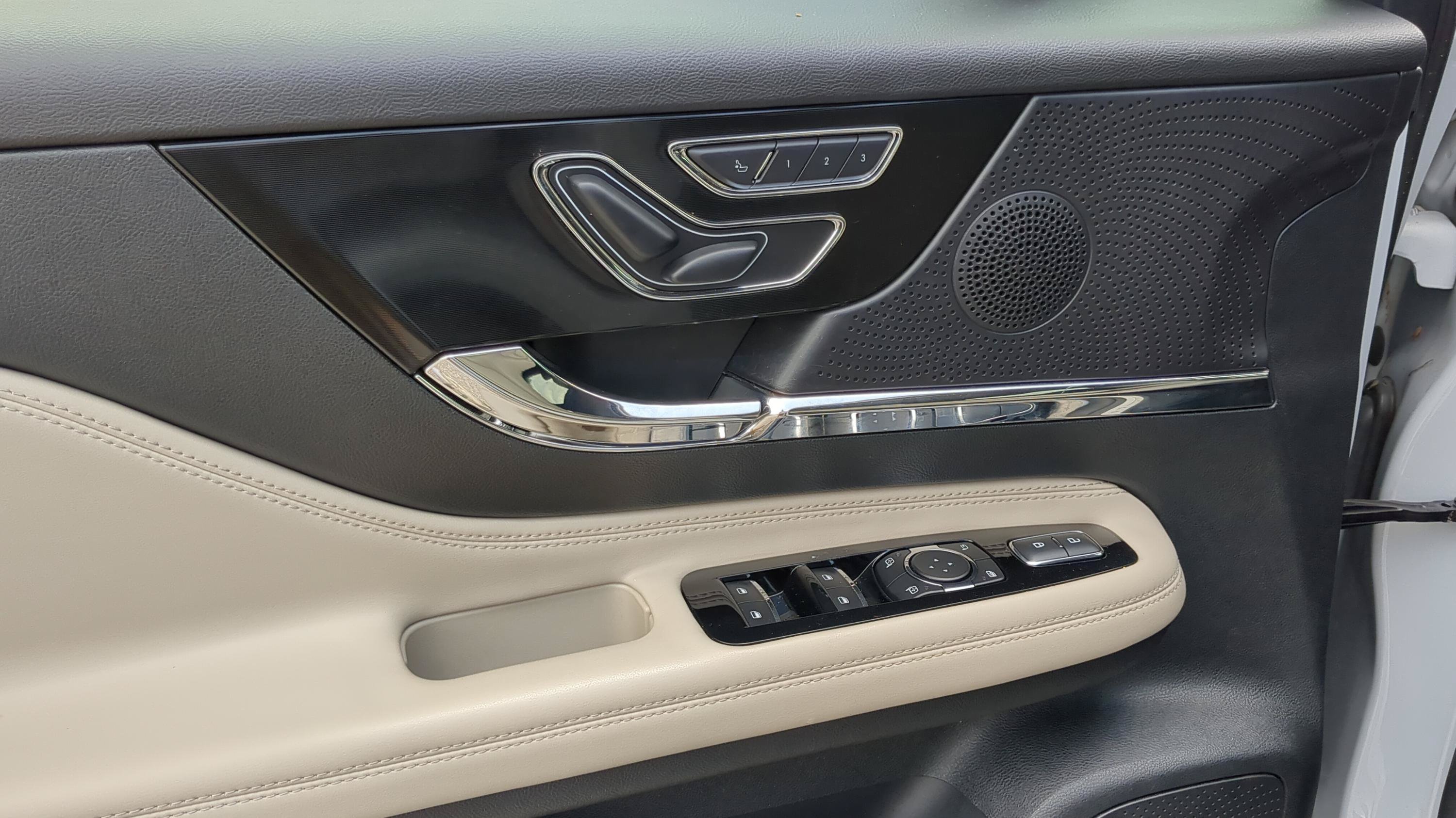 Used 2025 Lincoln Corsair AWD image 11