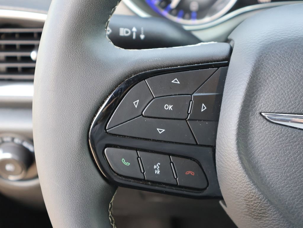 Used 2025 Chrysler Pacifica Limited image 35