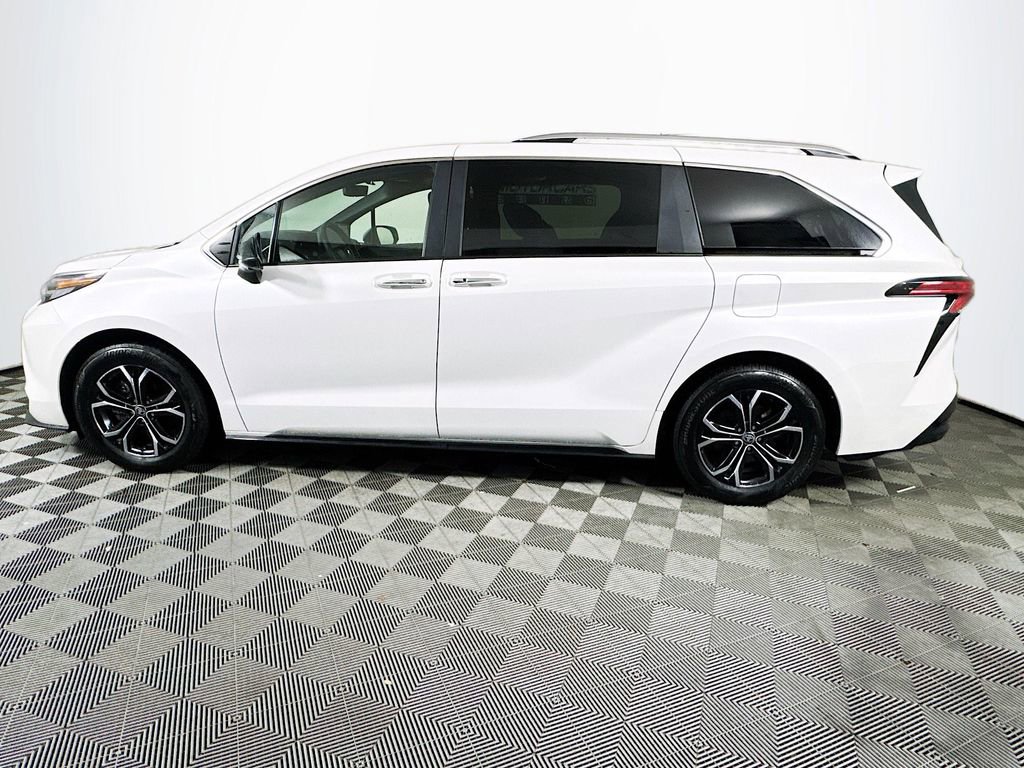 Used 2025 Toyota Sienna Platinum image 4