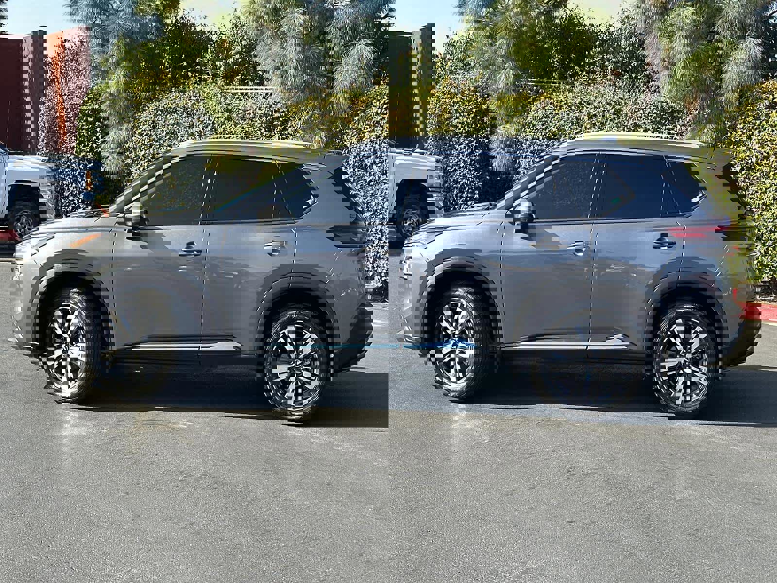 Used 2022 Nissan Rogue SL image 3