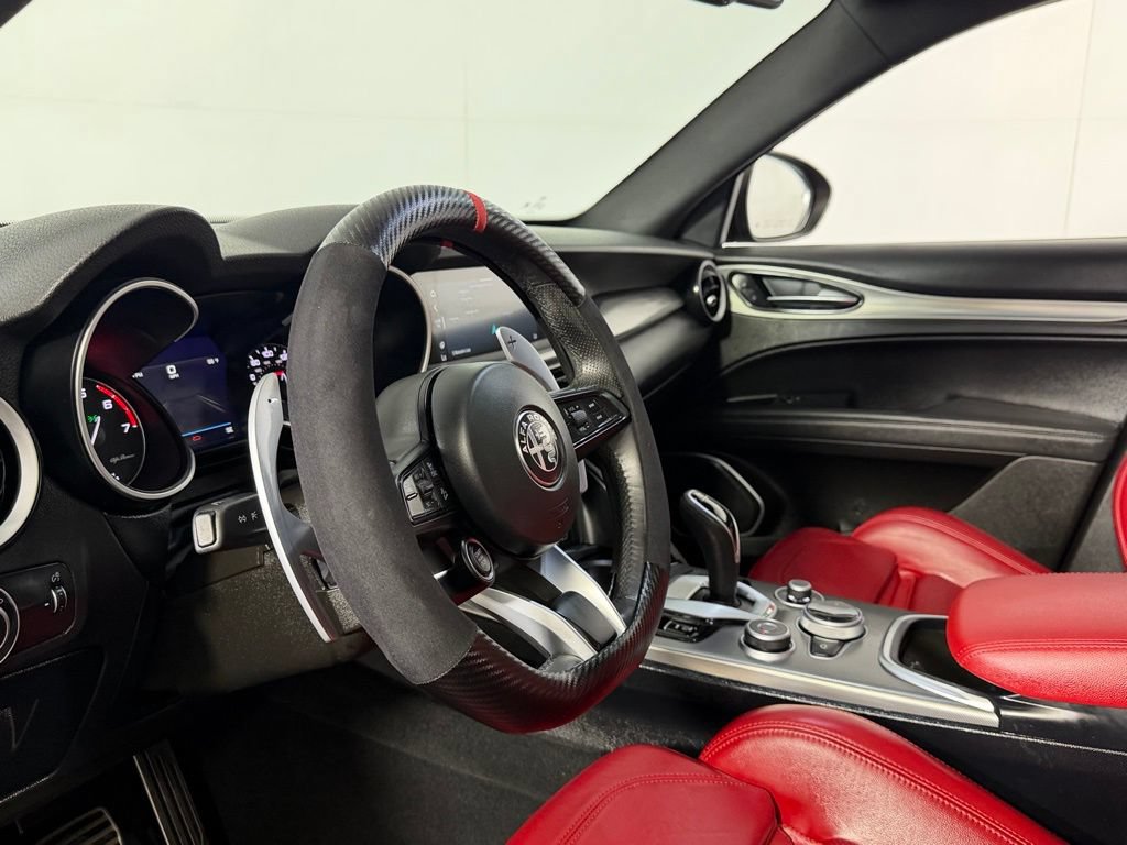 Used 2023 Alfa Romeo Stelvio Veloce AWD/4WD image 23
