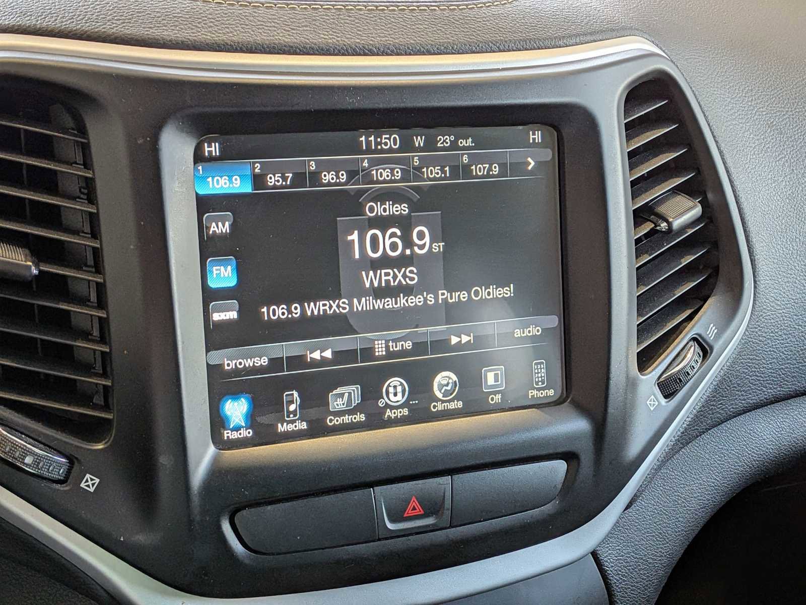 Used 2018 Jeep Cherokee Latitude Plus w/ Comfort/Convenience Group image 26