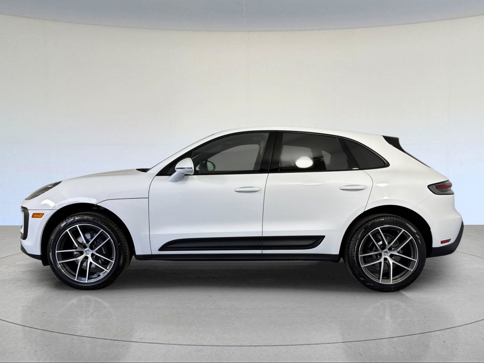 Certified 2026 Porsche Macan AWD/4WD image 2