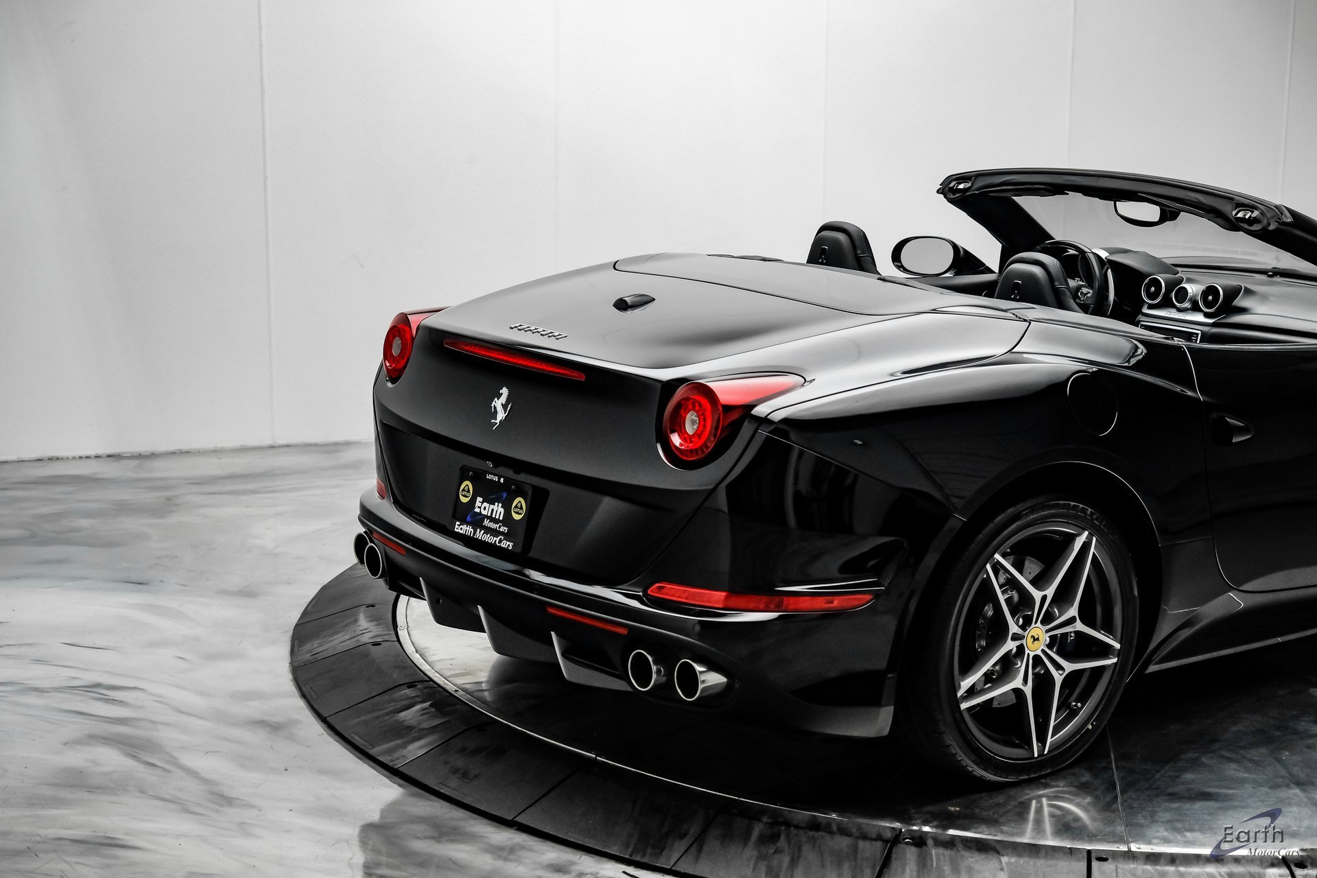 Used 2016 Ferrari California T image 18