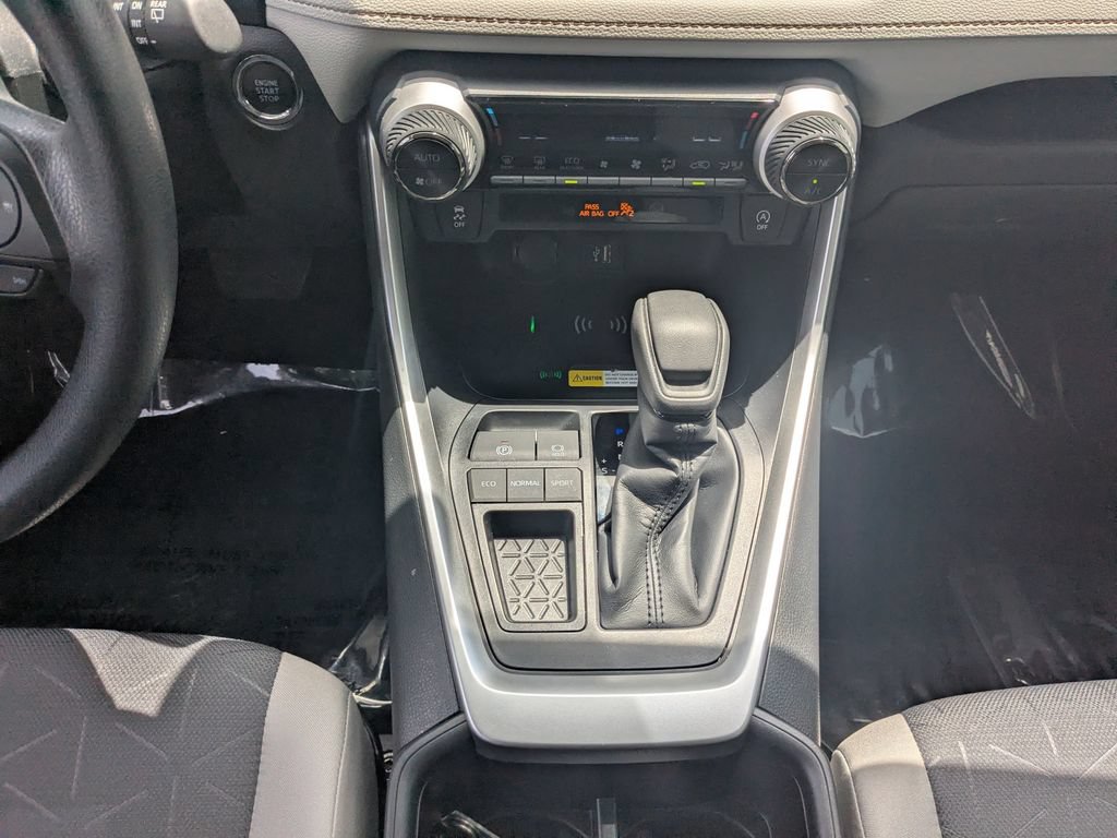 Used 2025 Toyota RAV4 XLE FWD image 6