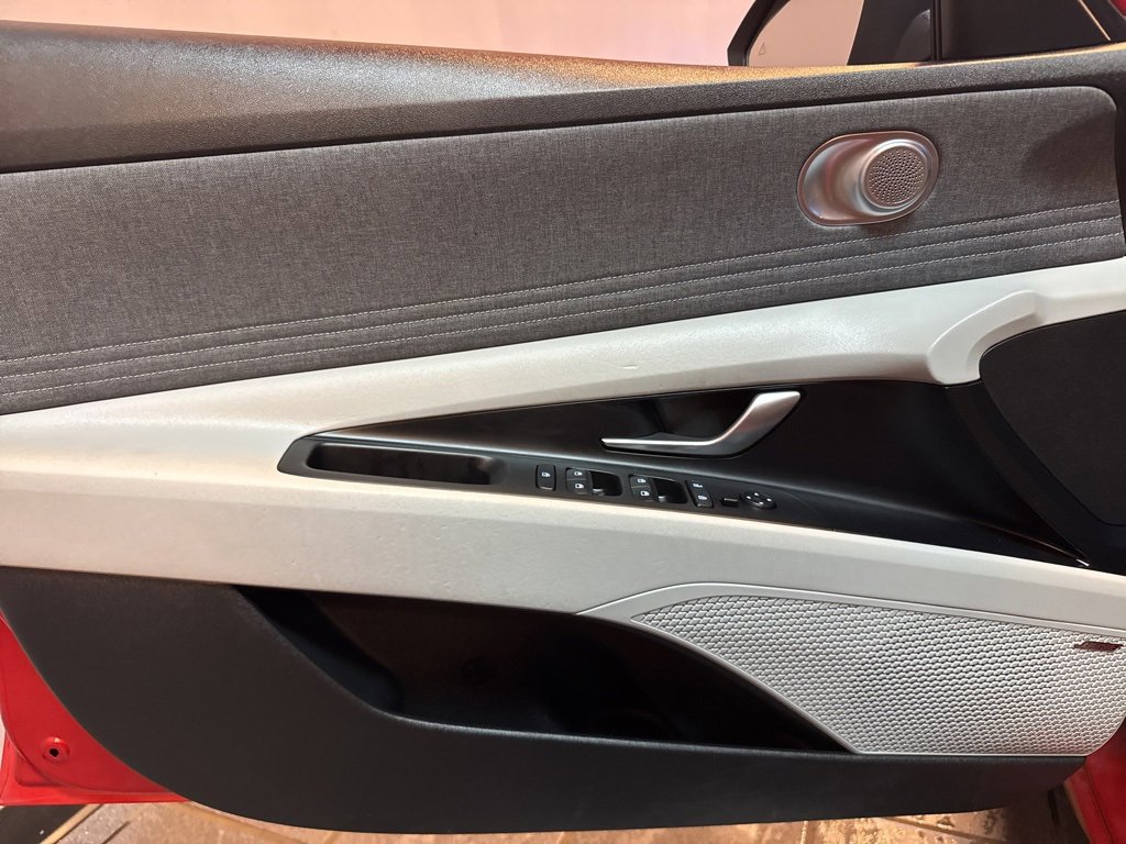 Used 2021 Hyundai Elantra Limited image 21