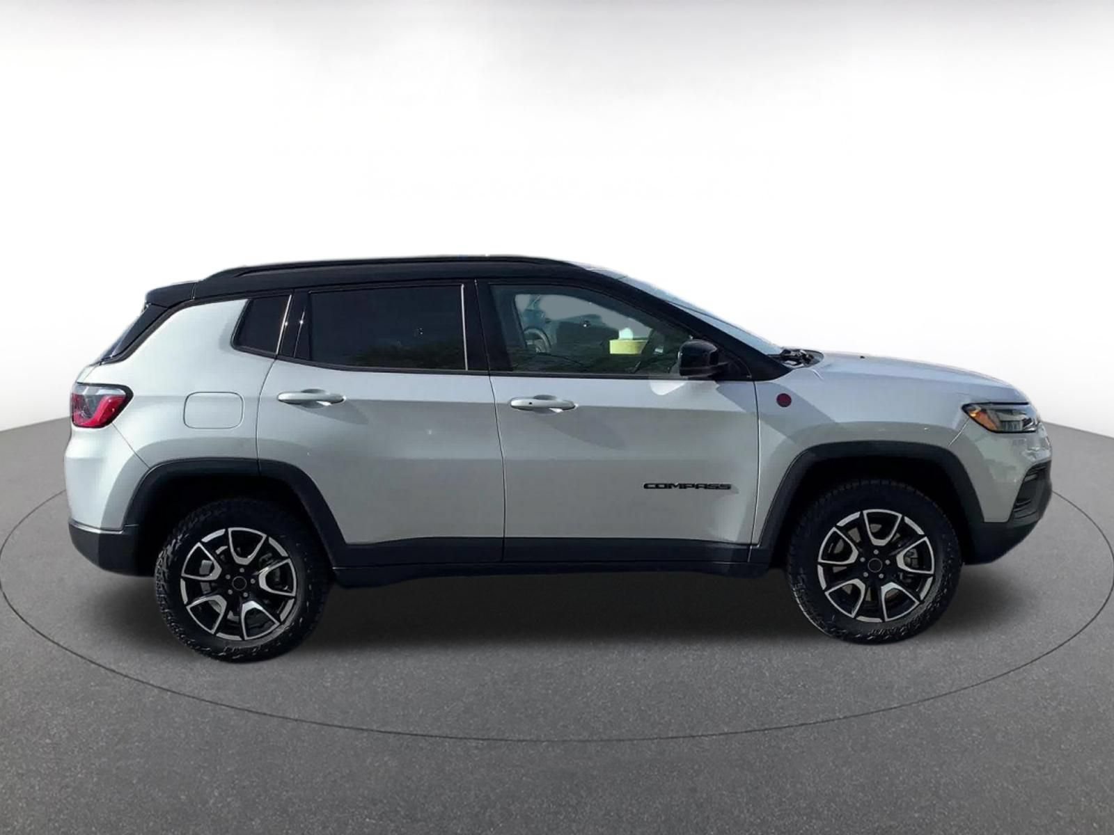 Used 2025 Jeep Compass Trailhawk AWD/4WD image 16