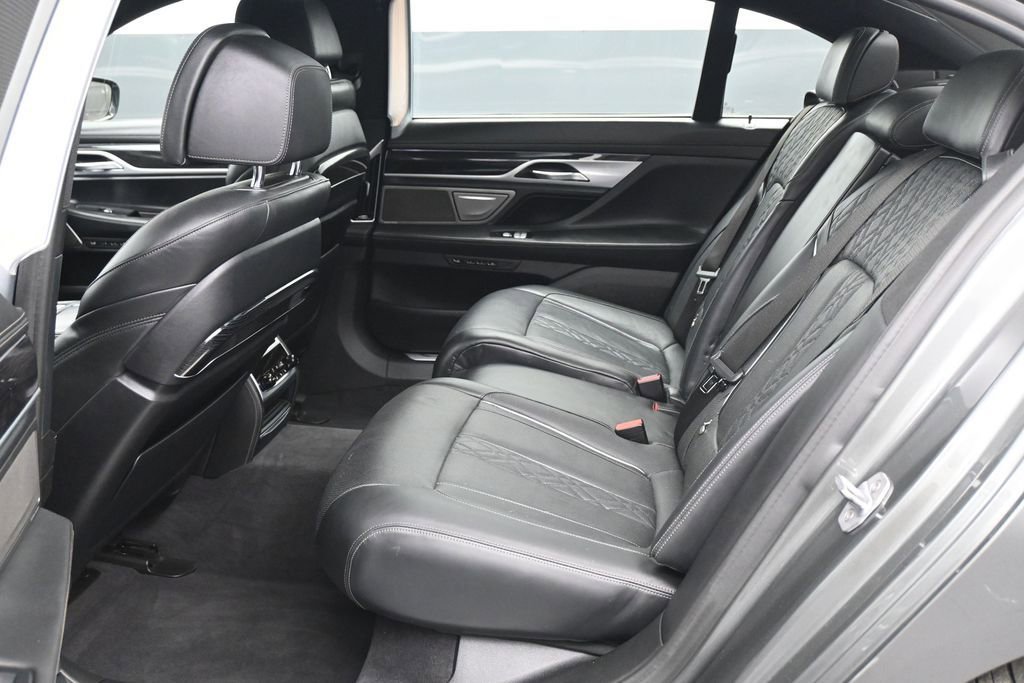 Used 2019 BMW 750i w/ Luxury Rear Seating Package RWD image 12