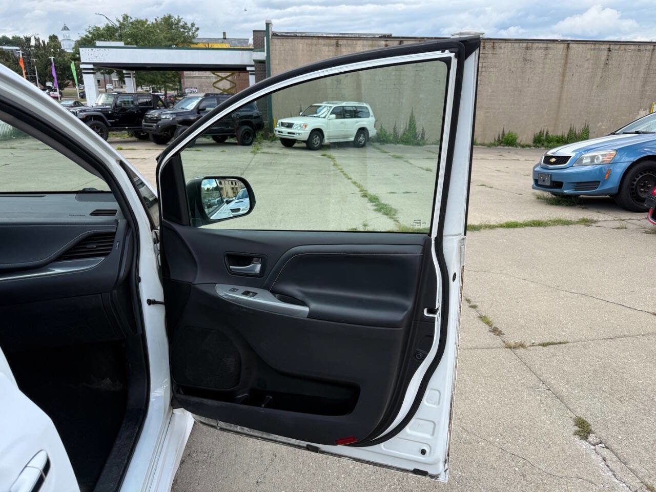Used 2017 Toyota Sienna SE Premium image 23
