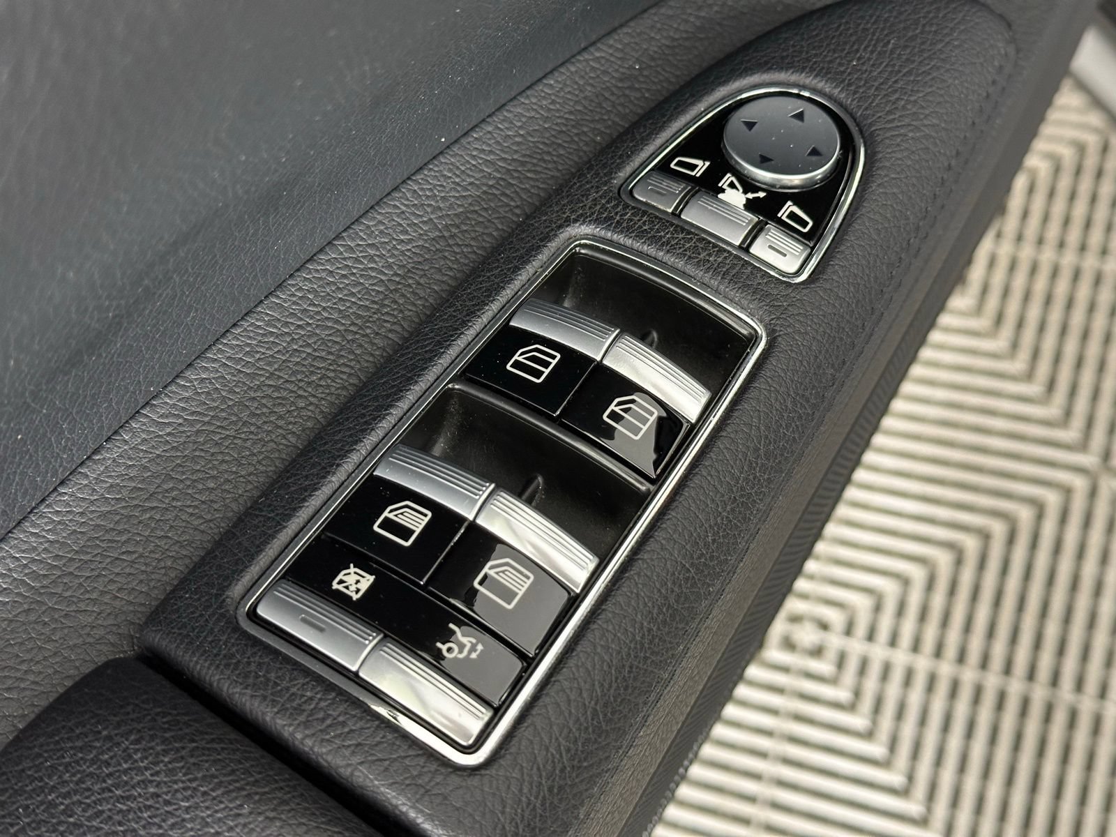 Used 2011 Mercedes-Benz S 550 4MATIC image 37