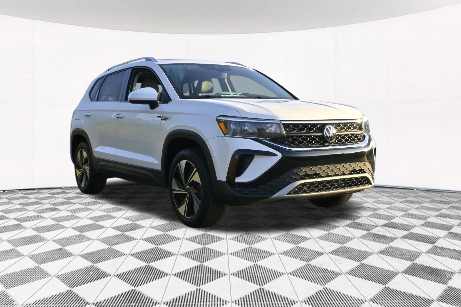 Used 2024 Volkswagen Taos SE w/ Panoramic Sunroof Package image 14