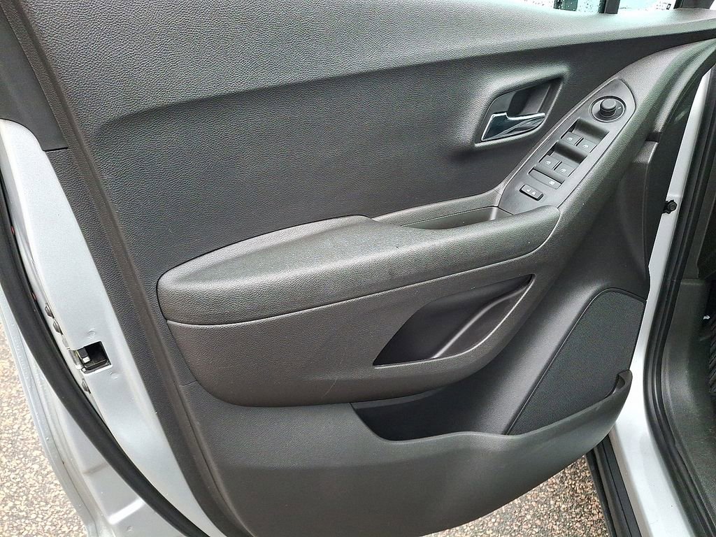Used 2020 Chevrolet Trax LT w/ LT Convenience Package image 14