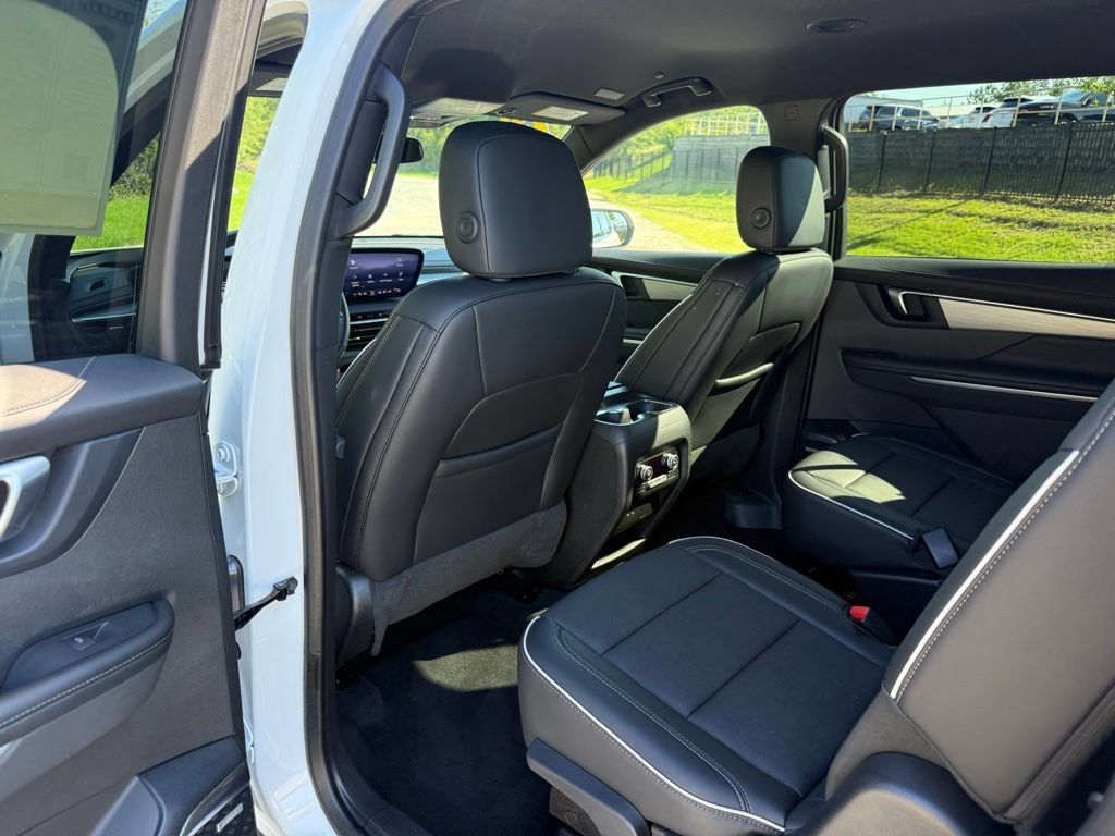 Used 2025 Buick Enclave Preferred AWD/4WD image 23