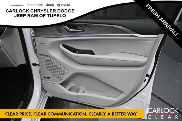Used 2023 Jeep Grand Cherokee Overland w/ Luxury Tech Group IV AWD/4WD image 36