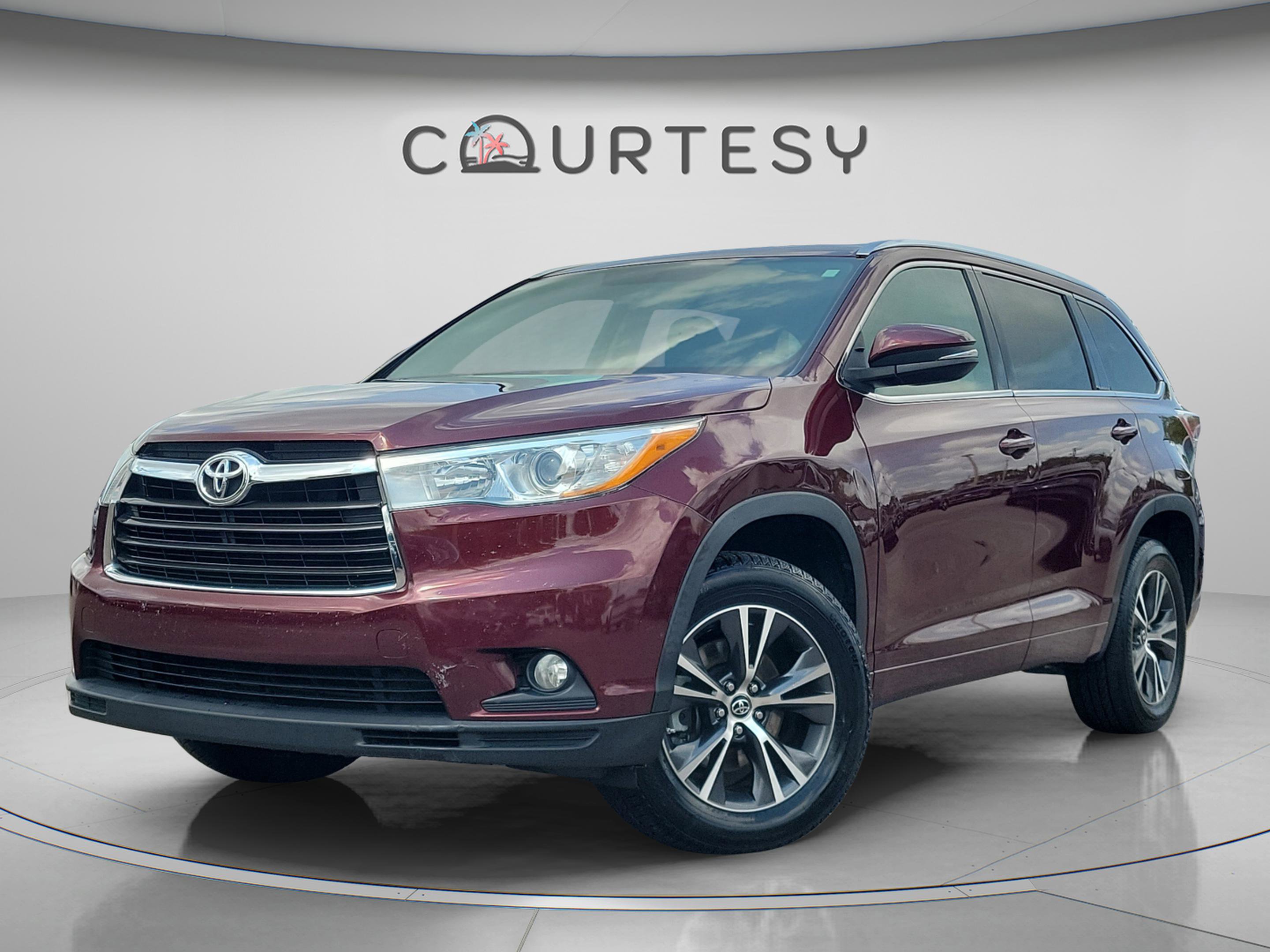 Used 2016 Toyota Highlander XLE image 1