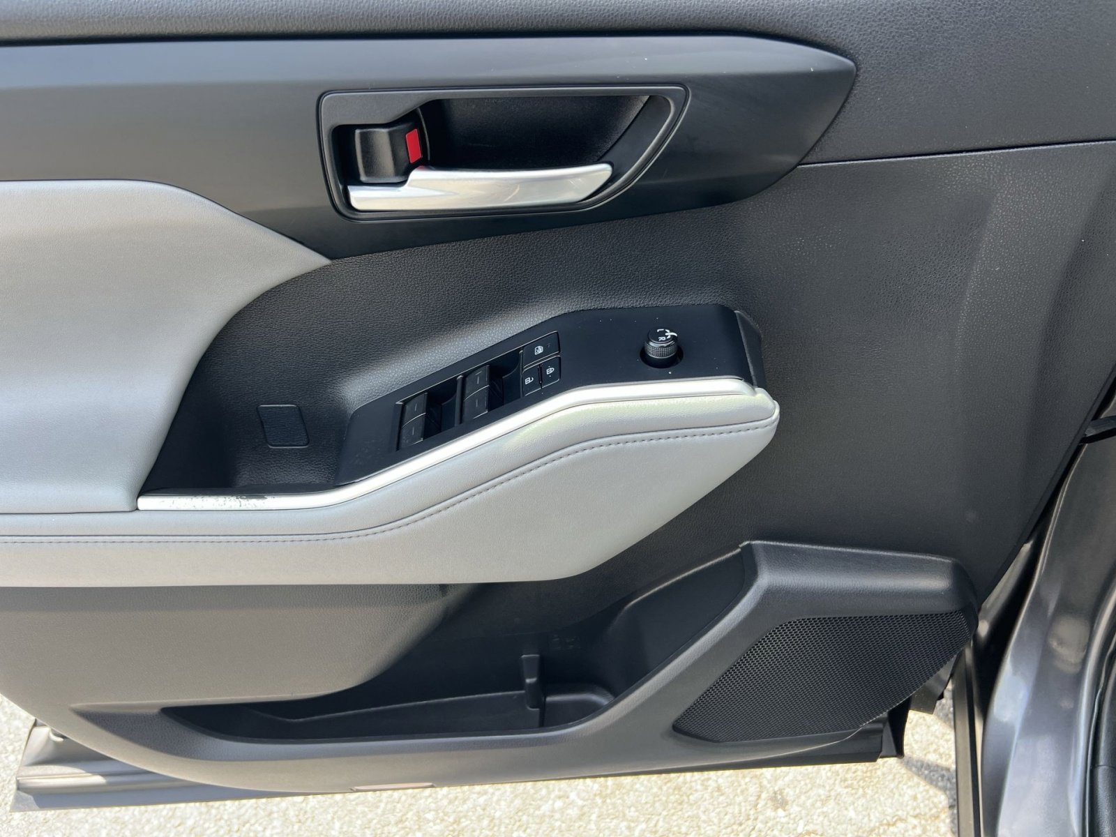 Used 2022 Toyota Highlander XLE AWD/4WD image 23