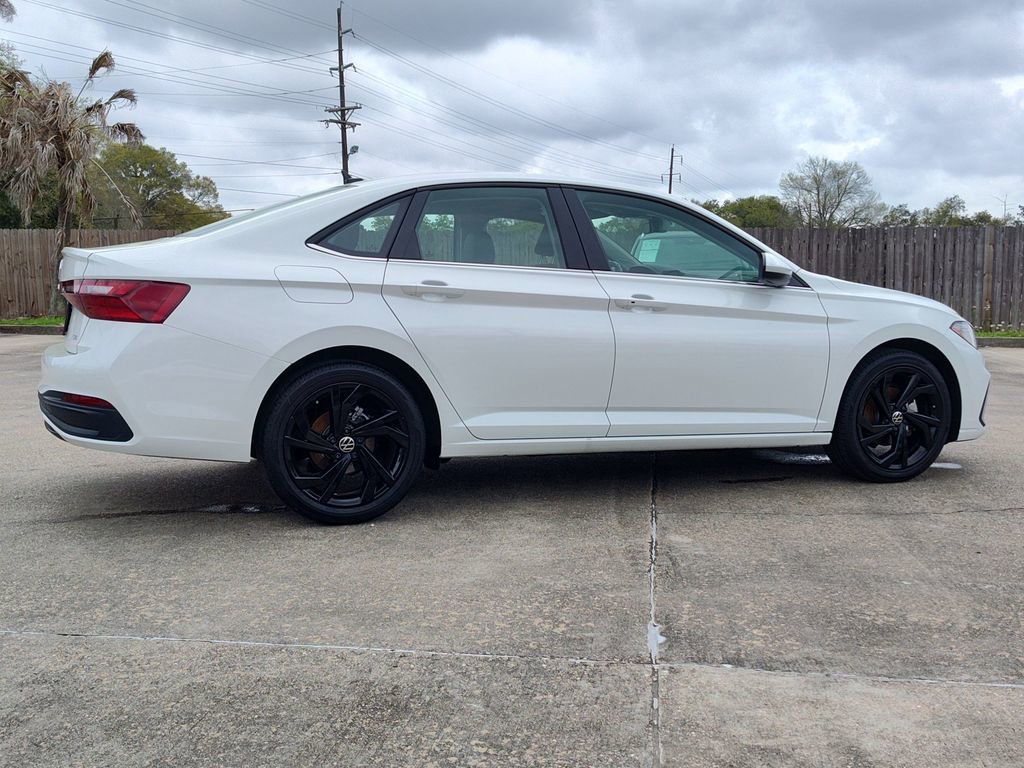 Used 2025 Volkswagen Jetta SE w/ Black Wheel Package image 11