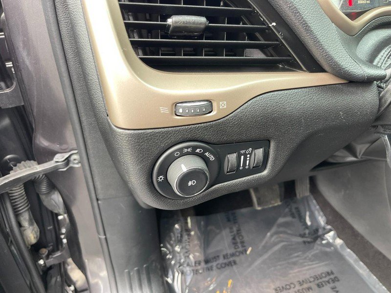 Used 2017 Jeep Cherokee Latitude w/ Cold Weather Group image 17