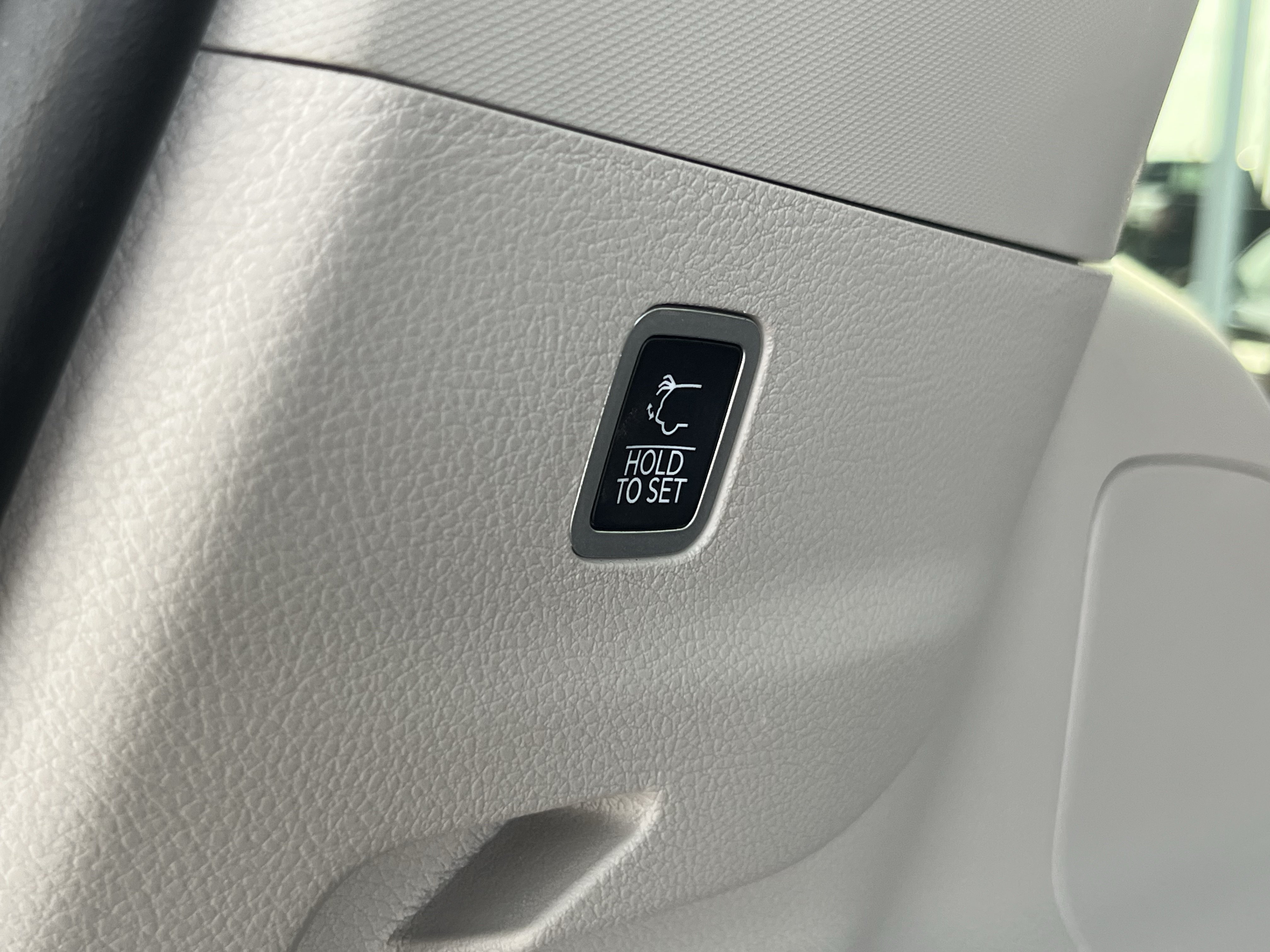 Used 2023 Jeep Wagoneer L Series III w/ Premium Group I AWD/4WD image 8
