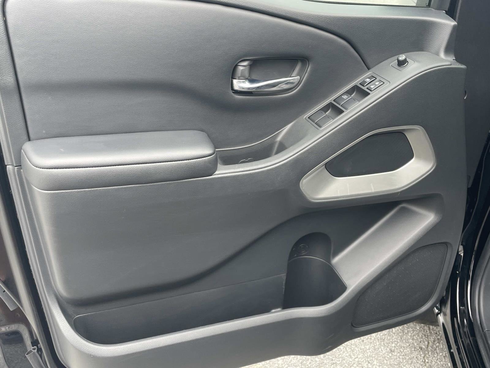 Used 2025 Nissan Frontier SV image 11