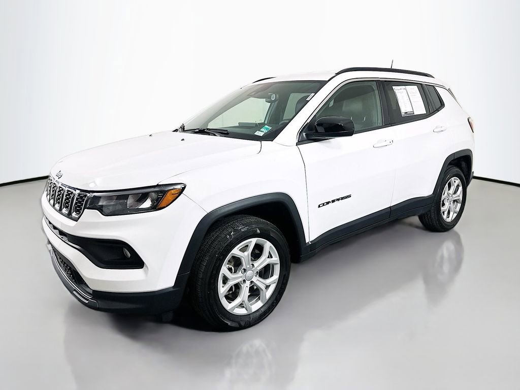 Used 2024 Jeep Compass Latitude image 3
