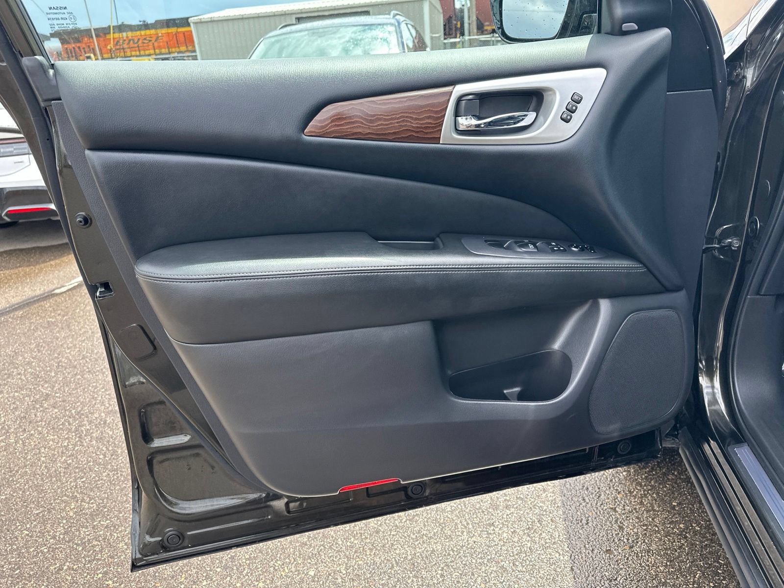 Used 2017 Nissan Pathfinder Platinum AWD/4WD image 16