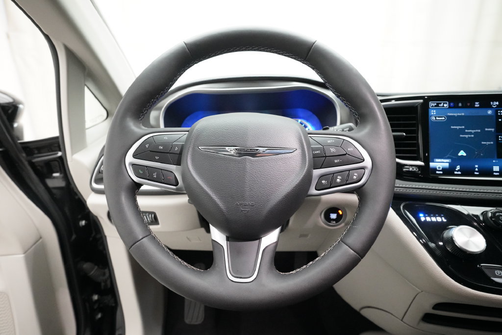 Used 2024 Chrysler Pacifica Limited FWD image 4