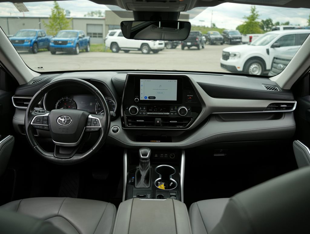 Used 2024 Toyota Highlander XLE FWD image 10