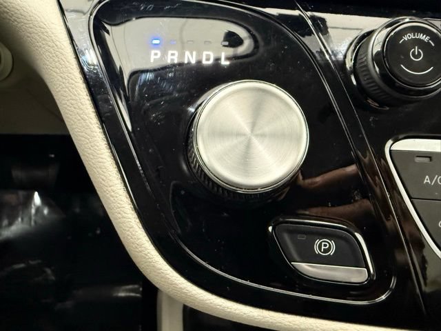 Used 2024 Chrysler Pacifica Touring-L AWD/4WD image 42