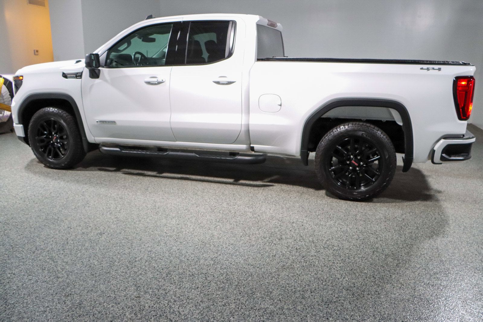 Used 2023 GMC Sierra 1500 Elevation image 10