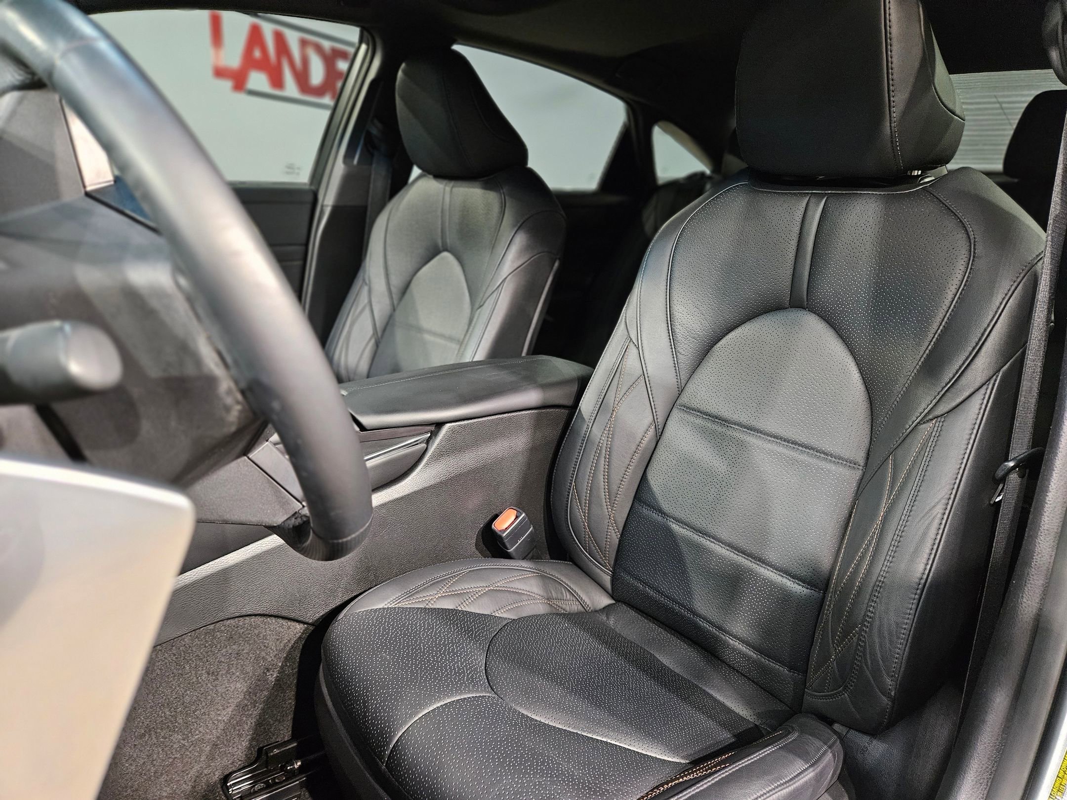 Used 2022 Toyota Avalon Limited image 24