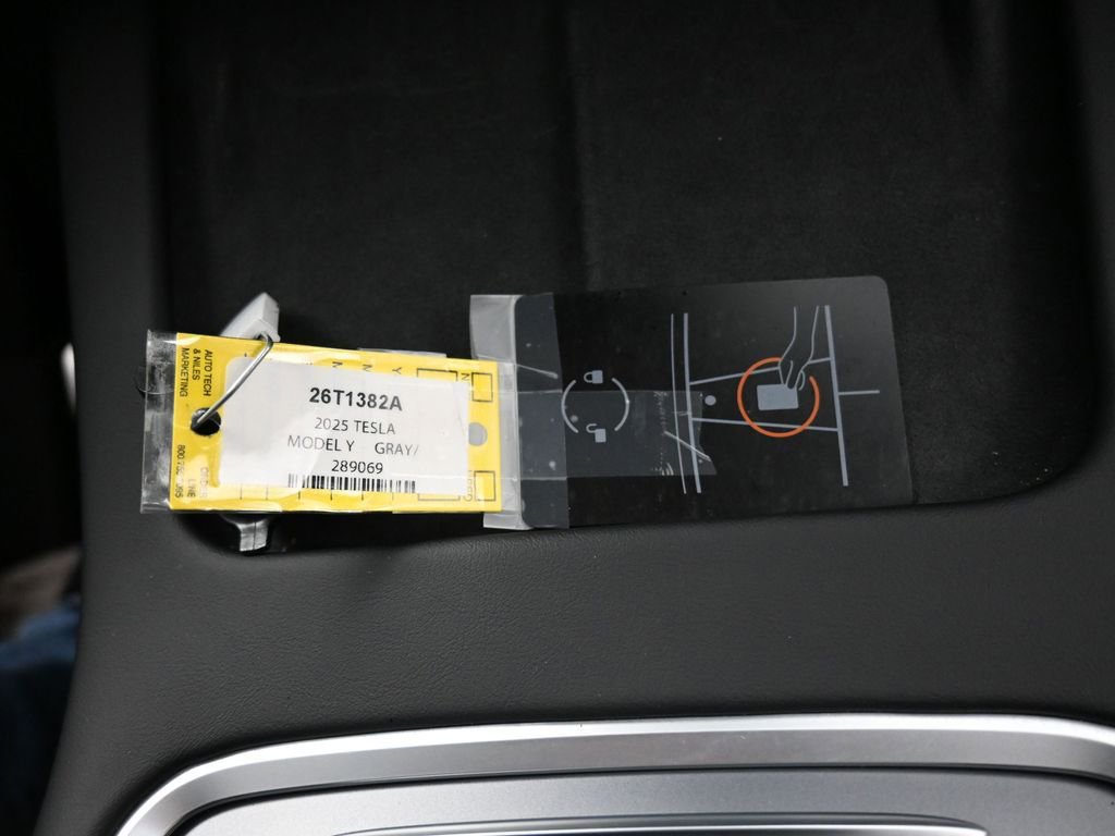Used 2025 Tesla Model Y Long Range image 11
