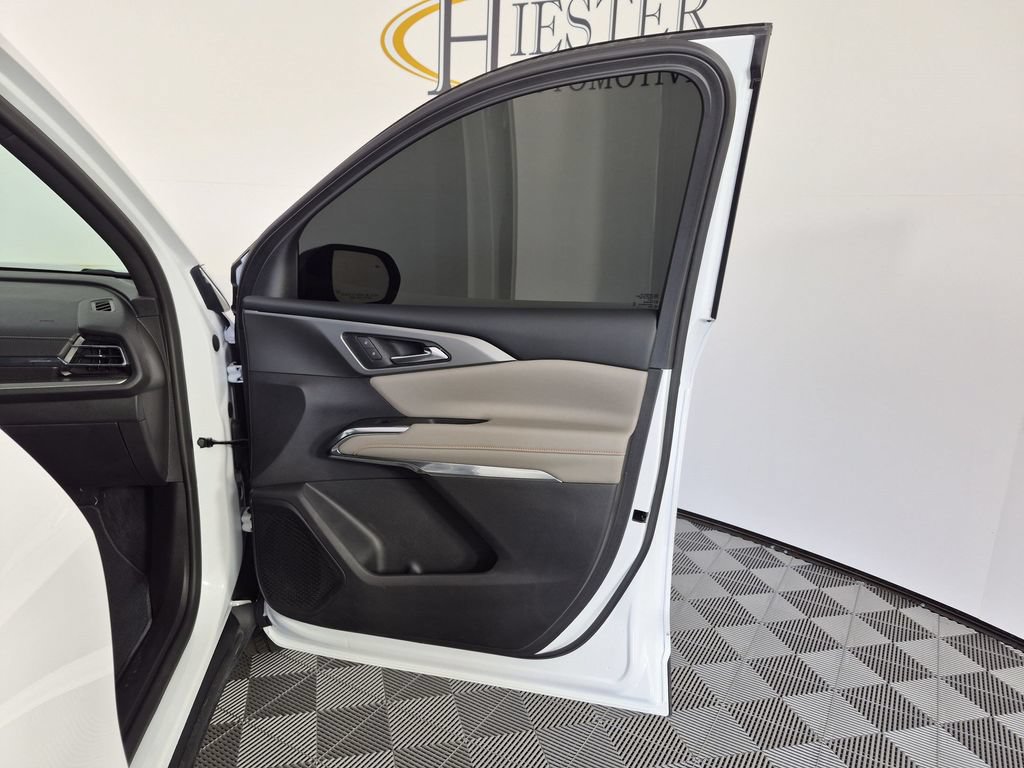 Used 2025 Chevrolet Traverse LT w/ Driver Confidence Package FWD image 37