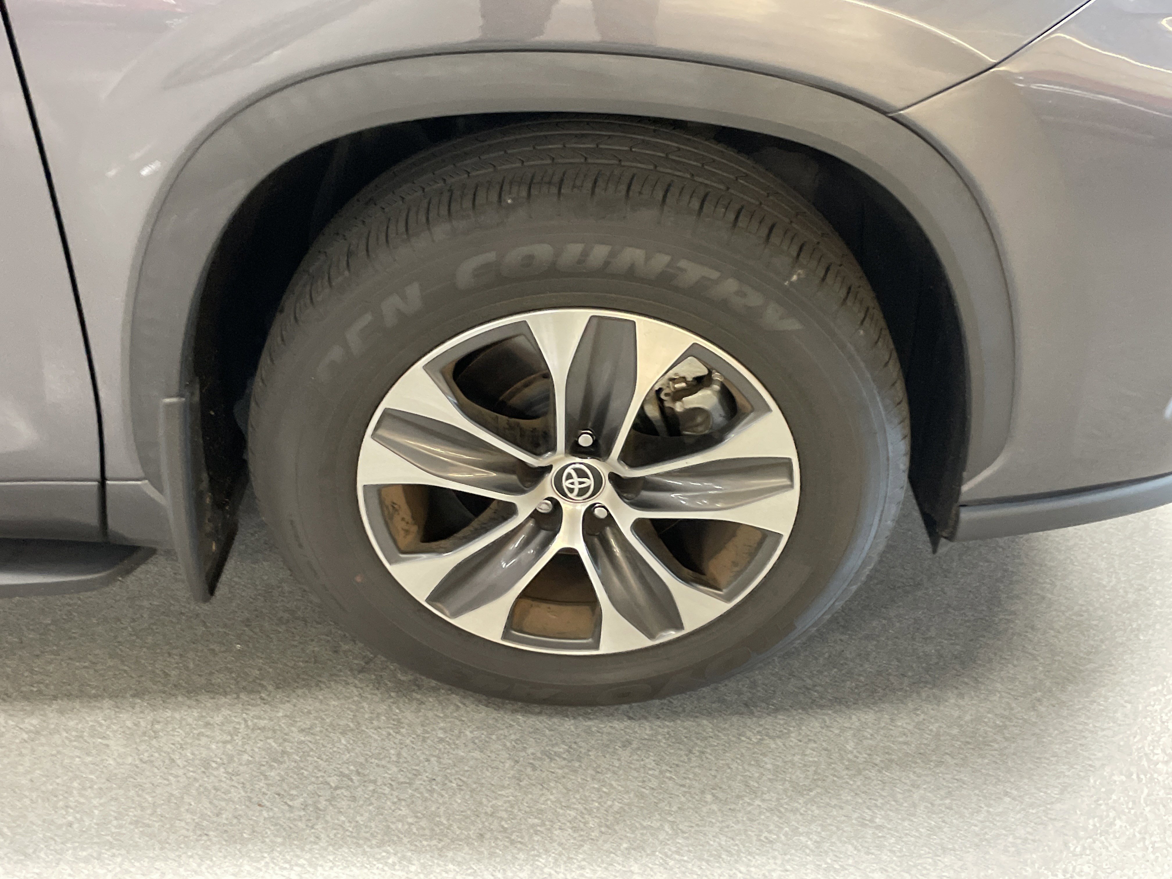 Used 2024 Toyota Highlander XLE FWD image 6