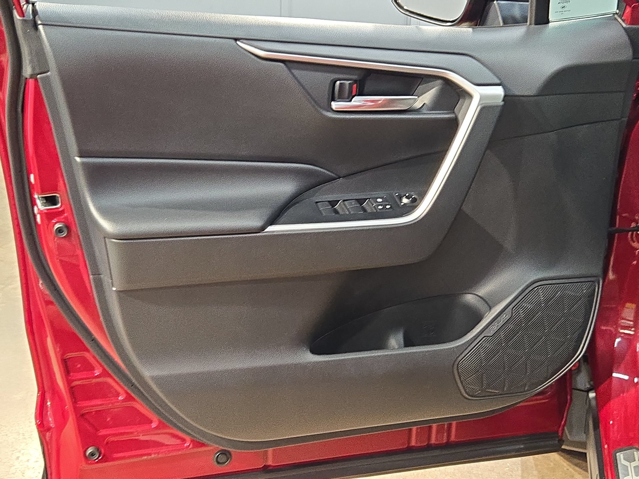 Used 2020 Toyota RAV4 XLE w/ Convenience Package FWD image 20