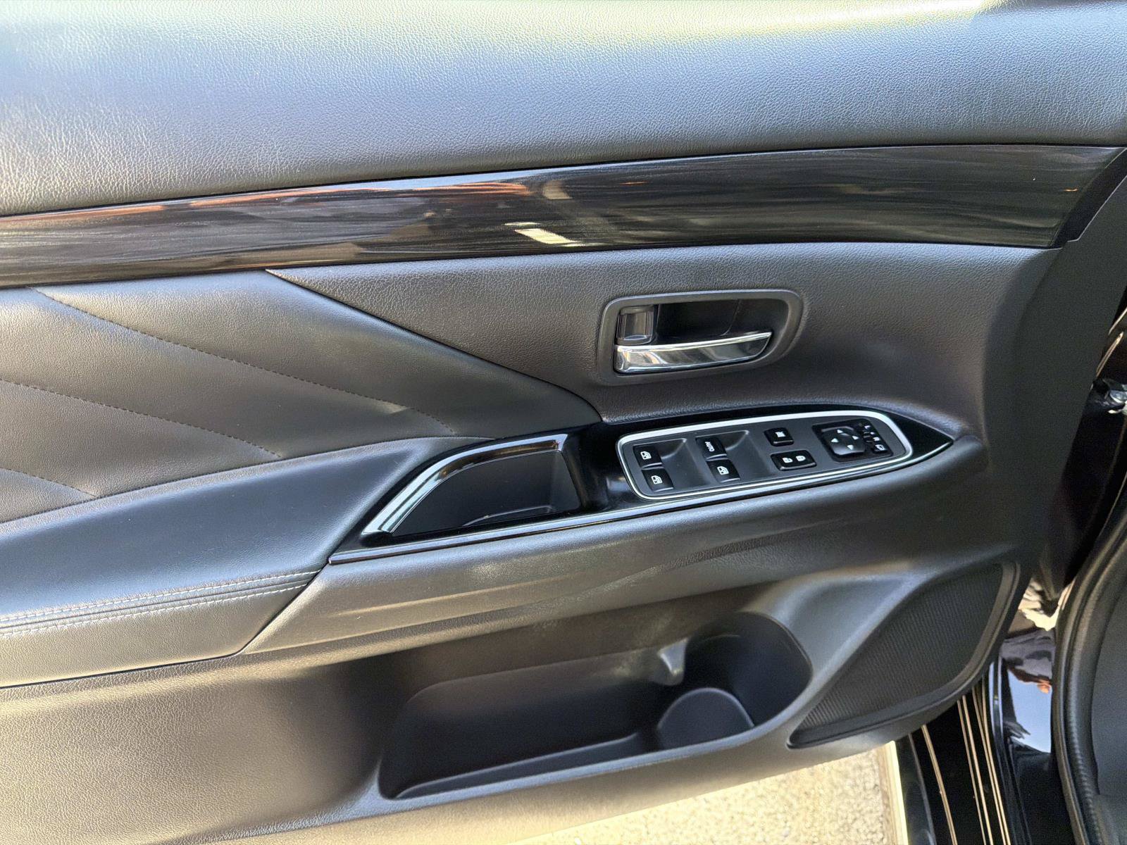 Used 2018 Mitsubishi Outlander SEL AWD/4WD image 12