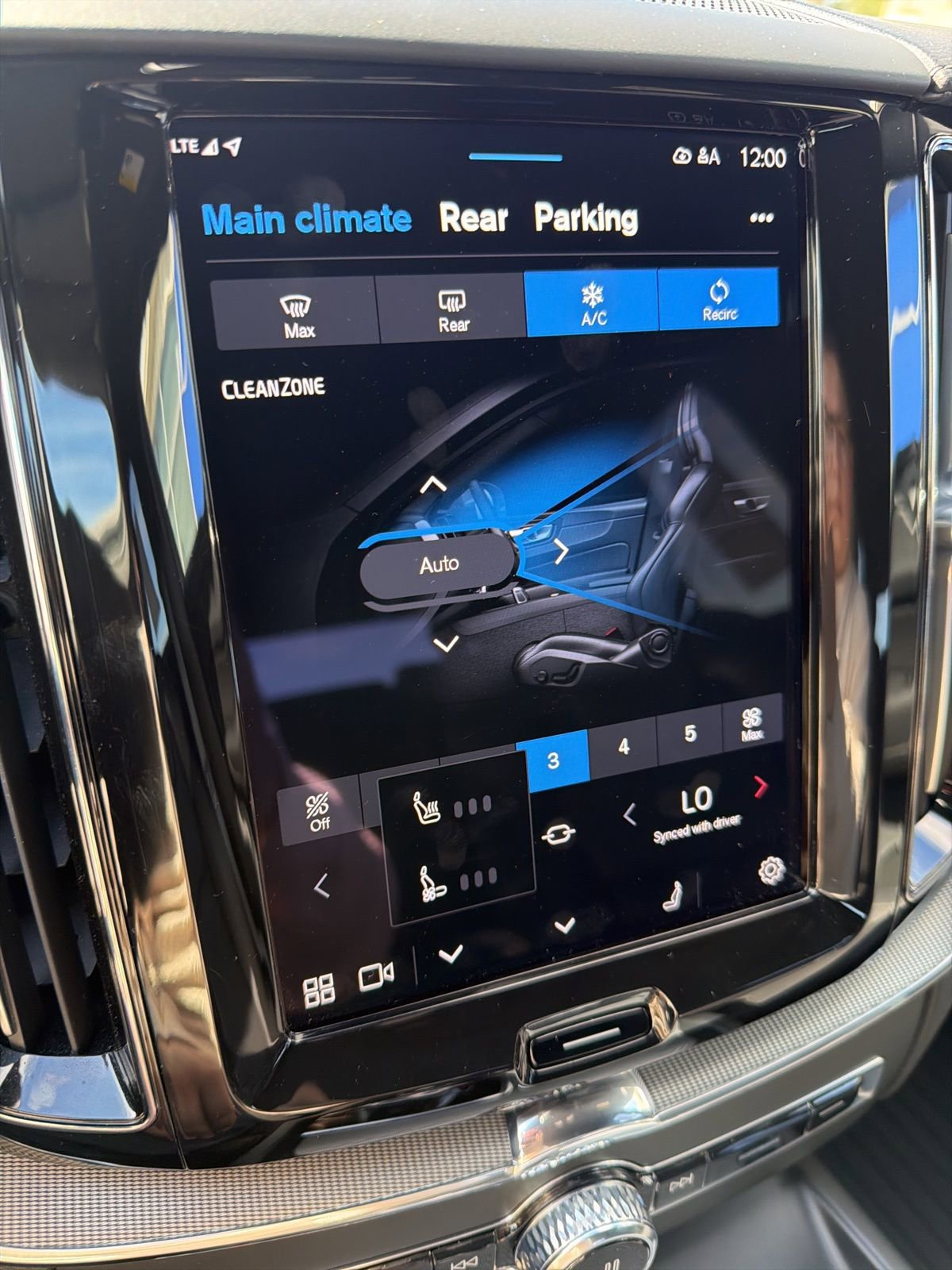 Used 2024 Volvo XC60 B5 Ultimate w/ Protection Package Premier image 14