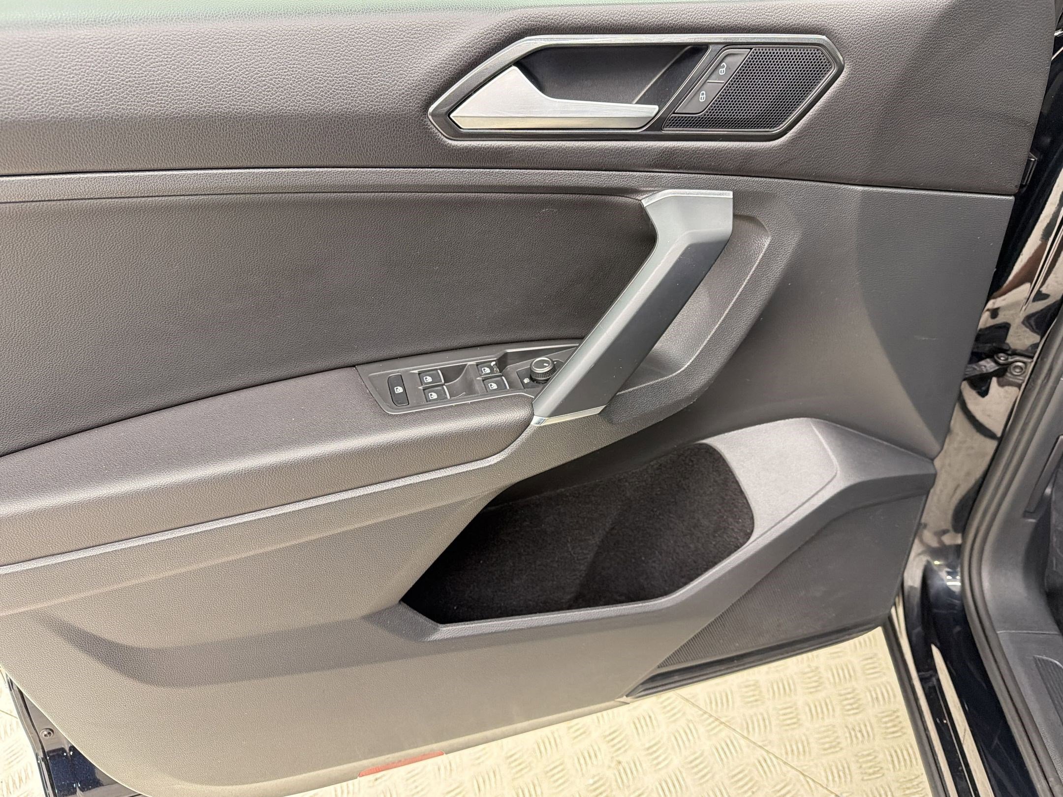 Used 2018 Volkswagen Tiguan SE w/ Panoramic Sunroof Package image 11