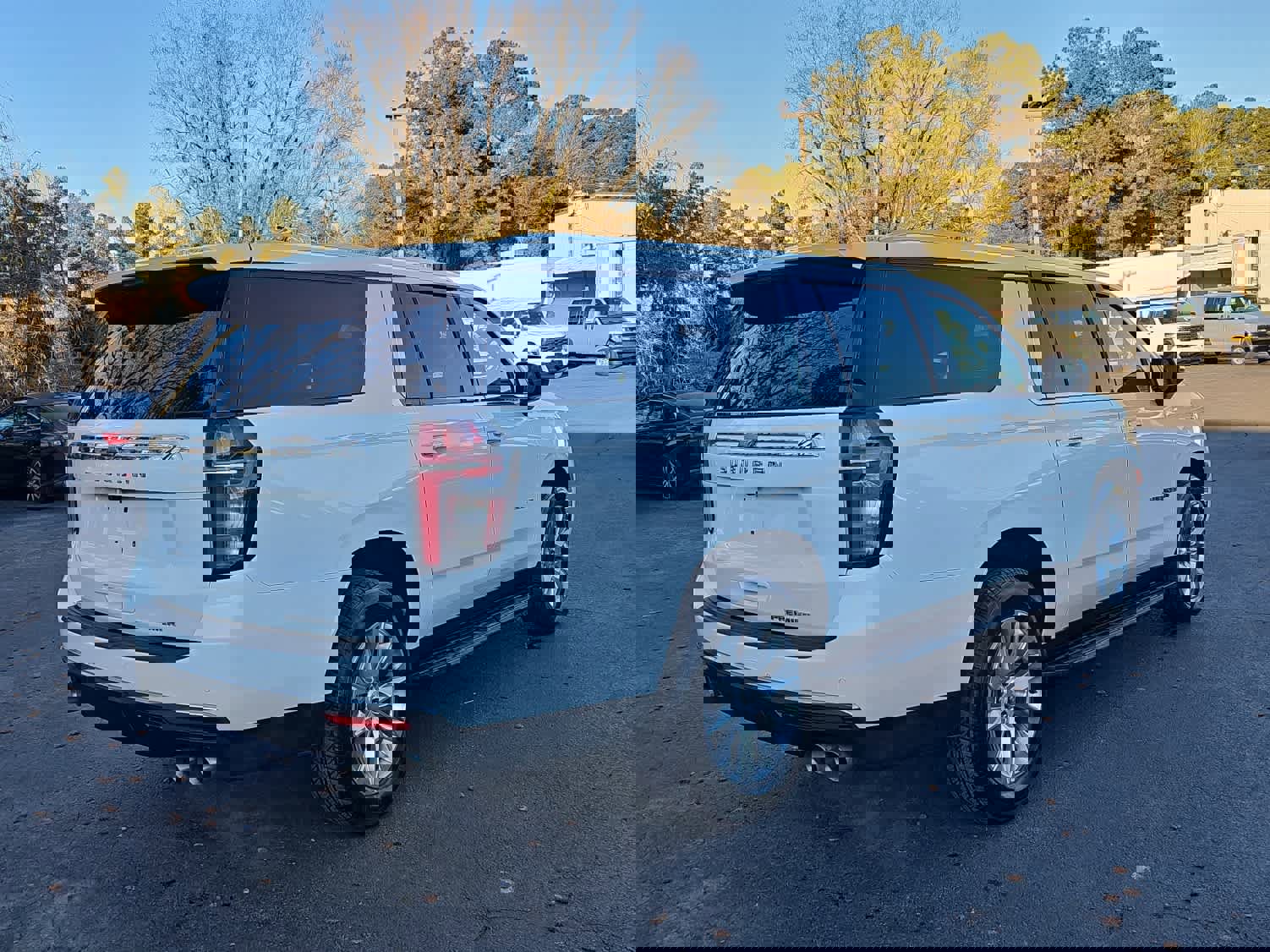 Used 2023 Chevrolet Suburban Premier image 3