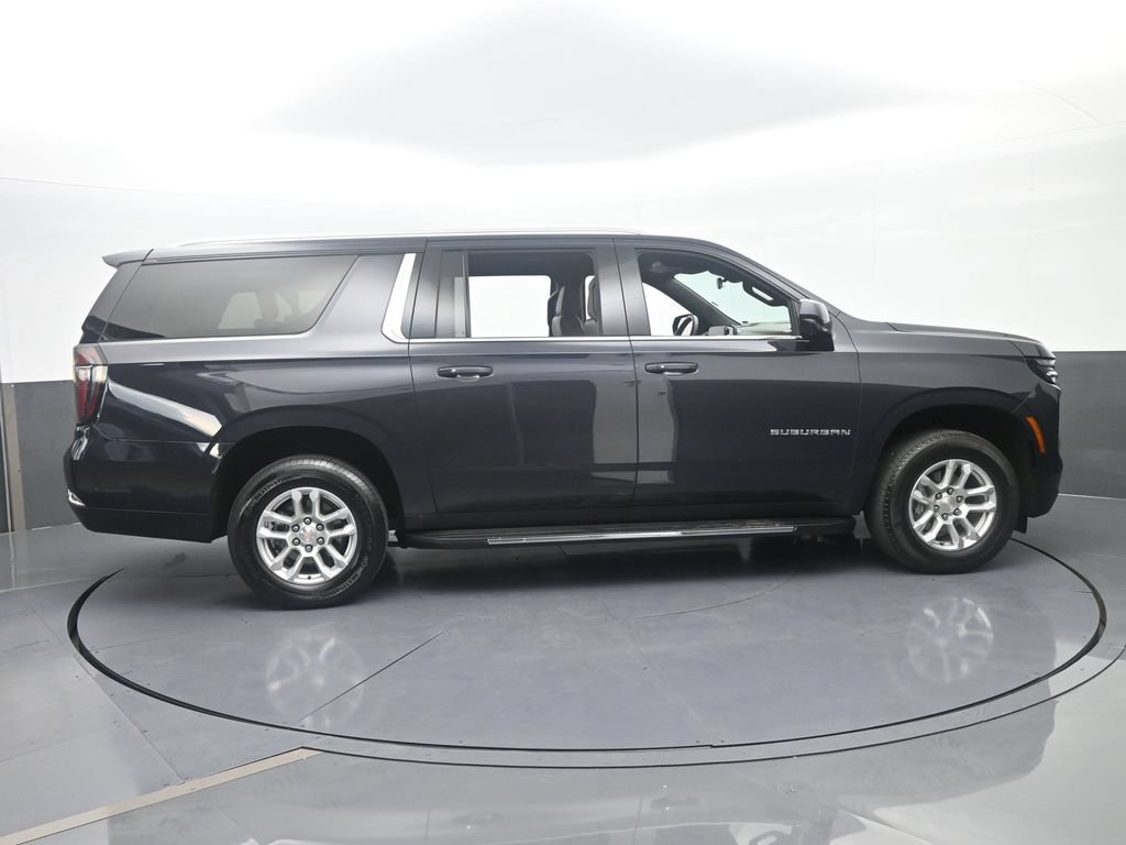 Used 2025 Chevrolet Suburban LT RWD image 7
