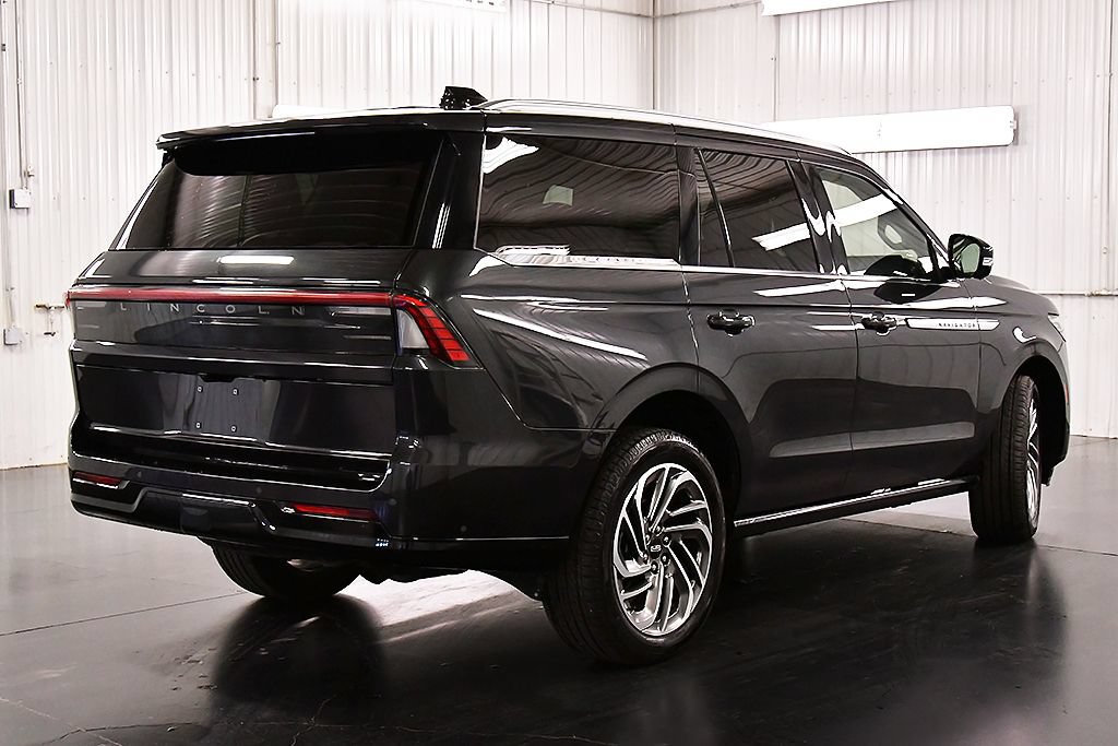Used 2025 Lincoln Navigator Reserve AWD/4WD image 7
